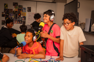 Un jeune enregistre un podcast avec du matériel professionnel