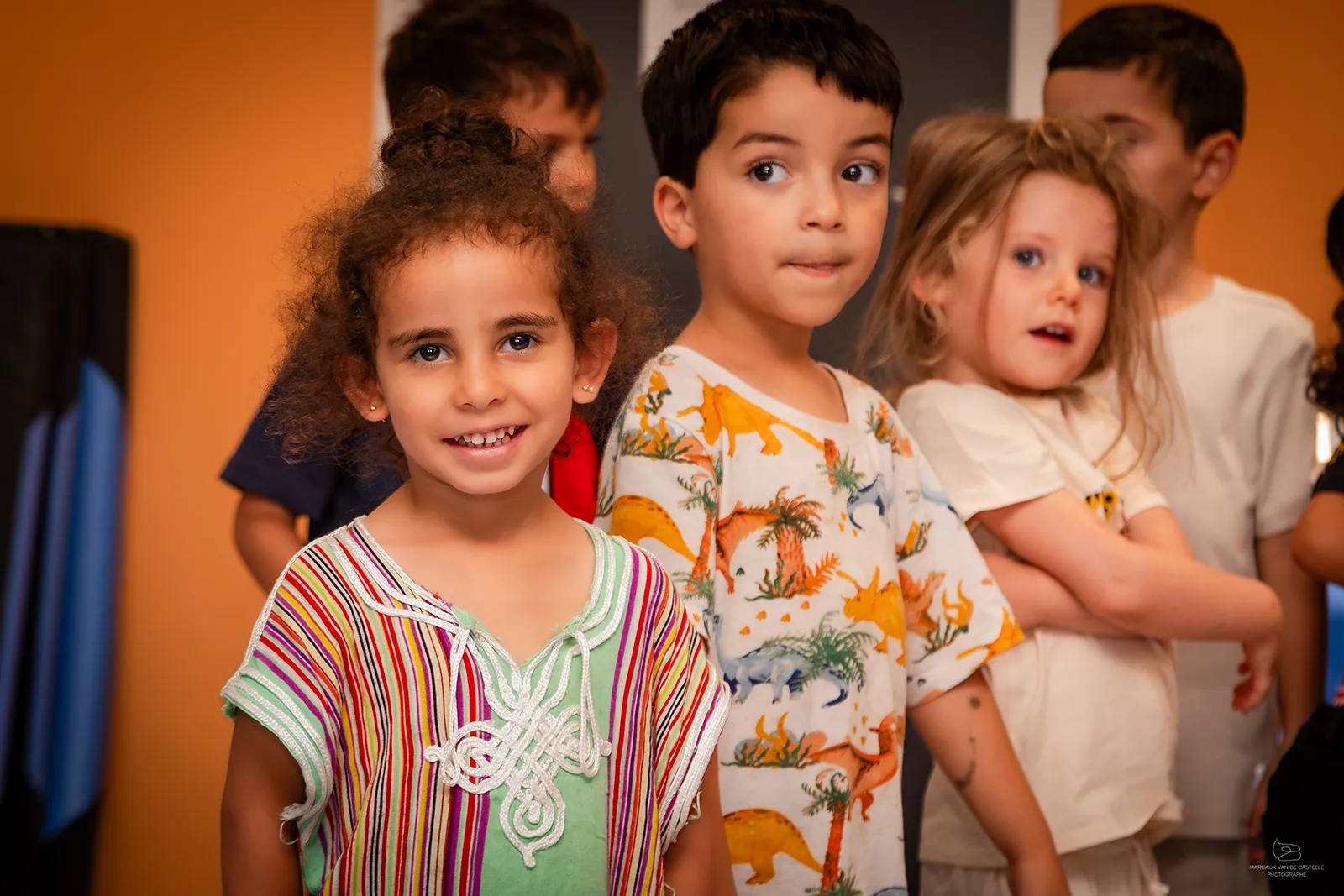 Des enfants dans une salle de jeu de la maison de quartier Caramel