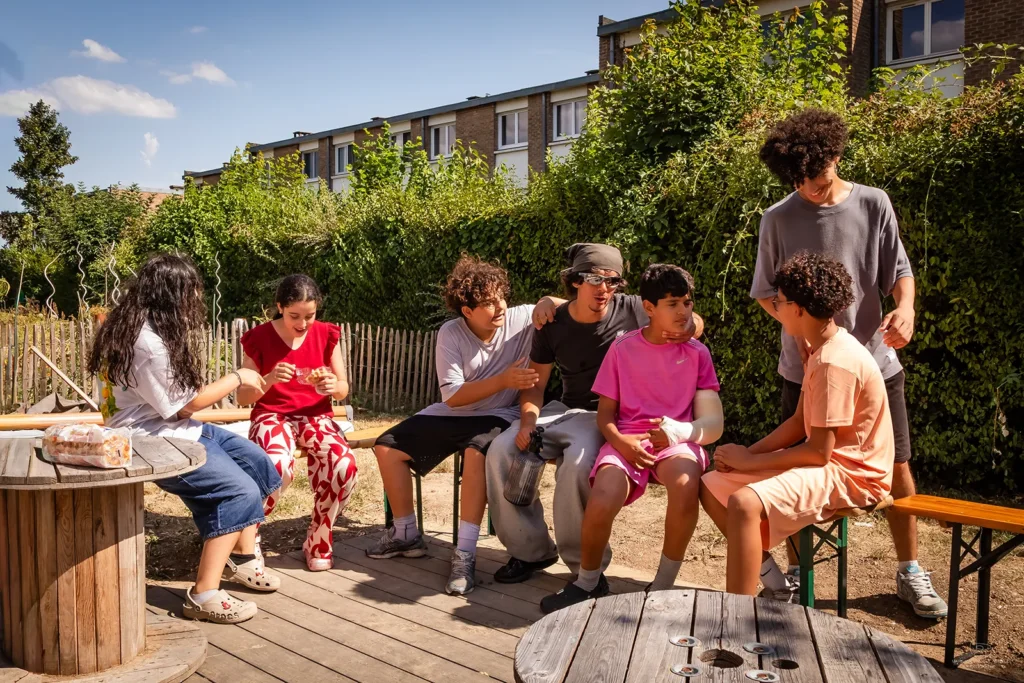 Des ados et leur animateur sont sur la terrasse de Caramel
