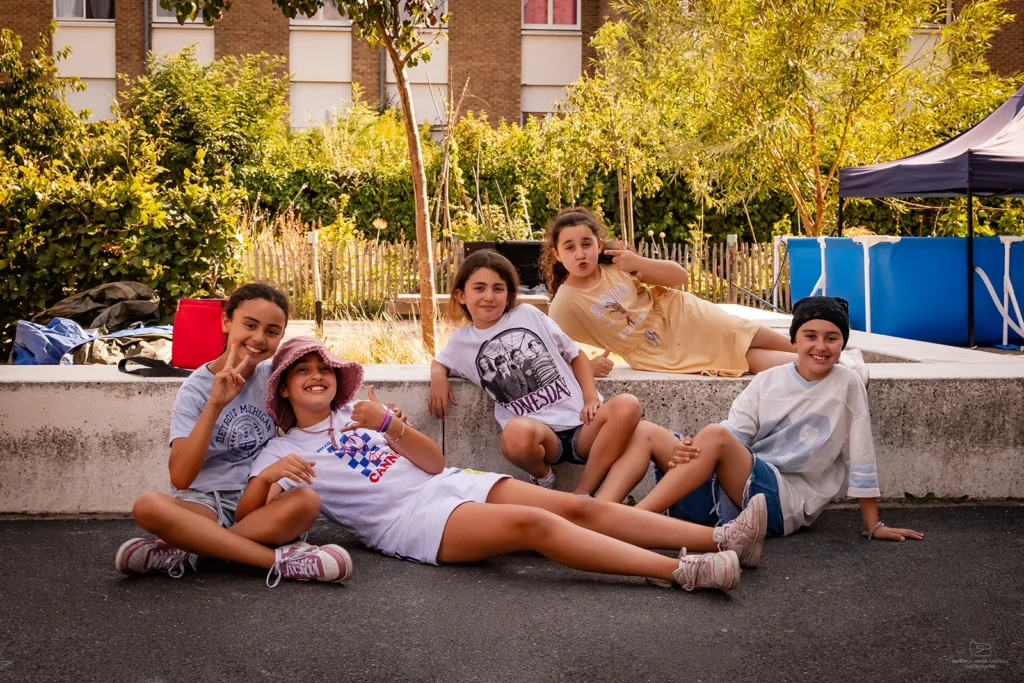 Des adolescents sont dans la cour de récréation de la maison de quartier caramel