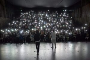 Deux jeunes du Caramel Comedy Club se produisent devant un public