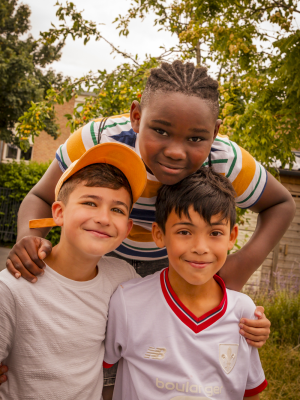 Trois enfants de la maison de quartier caramel posent