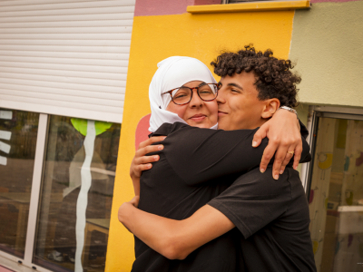 Une mère et son fils s'enlacent