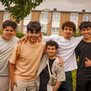 Cinq adolescents posent dans les jardins