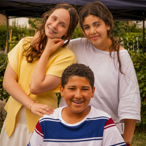 Trois adolescents posent dans le jardin