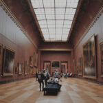 Salle d'un musée avec des oeuvres sur les murs